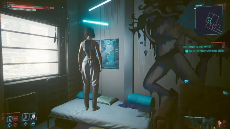 W pokoju w stylu trzecia część nocy cyberpunk, dziewczyna w sportowym stroju stoi na łóżku. Na ścianie wisi plakat i mural.
