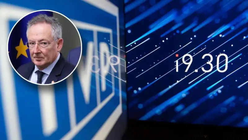 Mężczyzna w okularach na tle flagi UE, obok logo TVP w likwidacji i cyfrowego zegara 19:30.