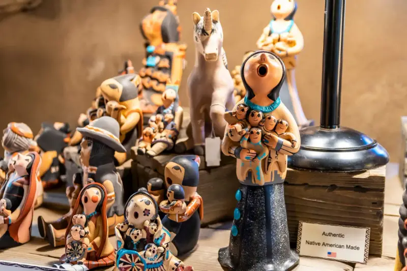 Ceramiczne figurki Indian z USA, idealne pamiątki do Polski. Matka z dziećmi, jednorożec i inne.