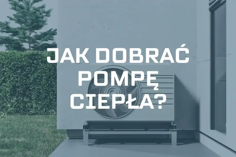 Jak obliczyć moc pompy ciepła? Na zdjęciu jednostka zewnętrzna pompy ciepła przy ścianie domu, otoczona zielenią.