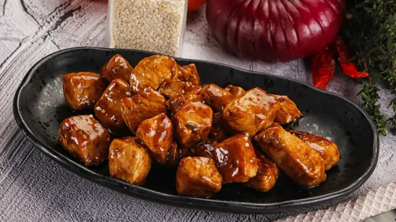 Kawałki indyka w sosie teriyaki, błyszczące i apetyczne, gotowe do podania.