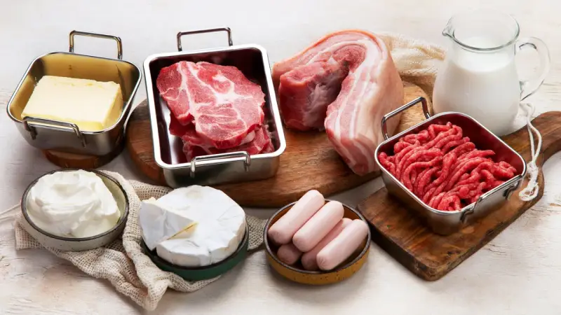 Carne, mantequilla, queso, salchichas y leche. Ingredientes para una dieta carnivora beneficios.