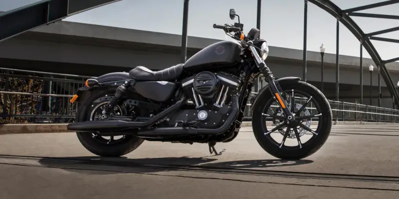 Czarny motocykl Harley-Davidson Sportster 883 na moście.