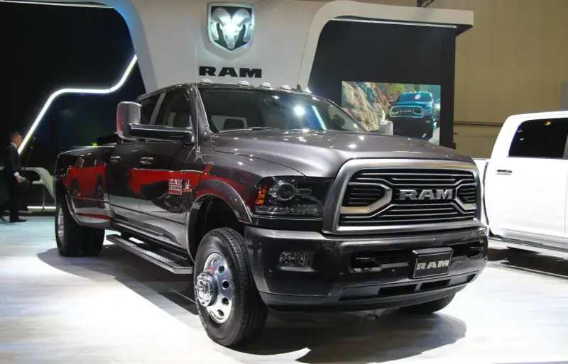 Szary Dodge Ram 3500 z podwójnymi tylnymi kołami prezentuje się imponująco na wystawie.