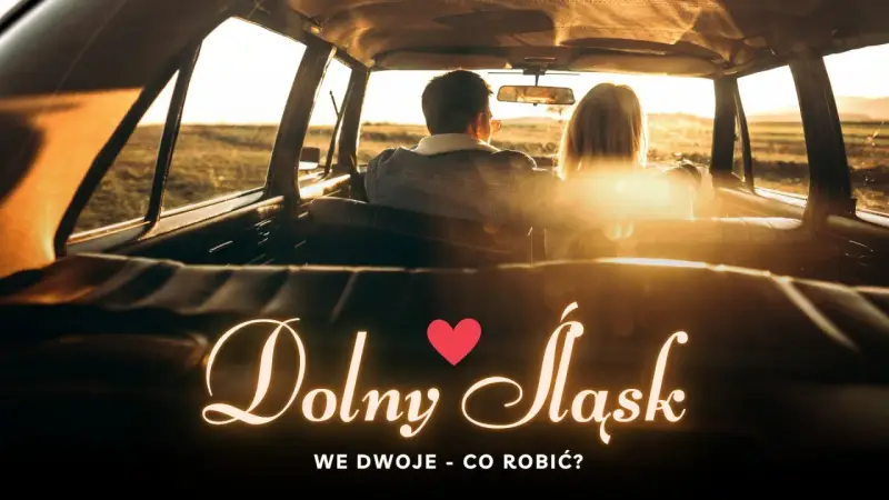 Para w samochodzie, podróżująca na weekend we dwoje na Dolny Śląsk. Słońce zachodzi, tworząc ciepłą atmosferę.
