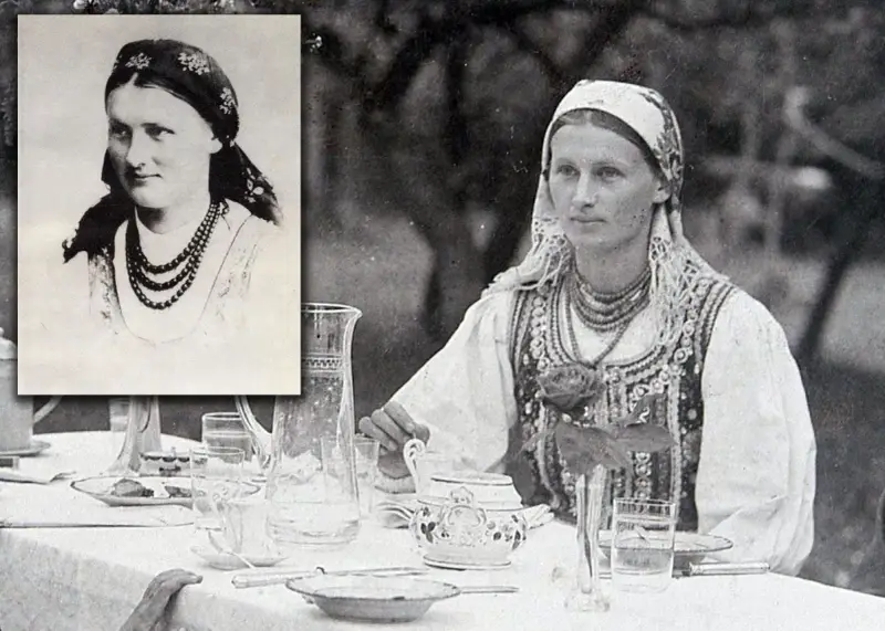 Lucjan Rydel i Jadwiga Mikołajczykówna w strojach ludowych. Jadwiga siedzi przy stole, obok wstawka z jej portretem.