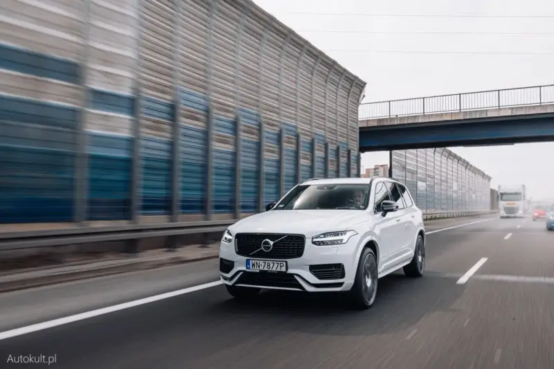 Białe Volvo XC90 na autostradzie. Jaki silnik wybrać do tego SUV-a?