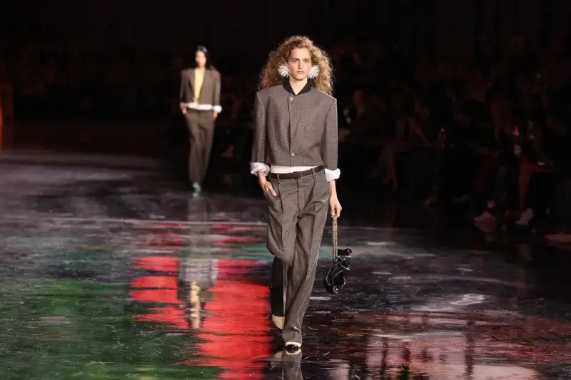 Modelka prezentuje stylizację inspirowaną latami 80. w nowoczesnym wydaniu. To zapowiedź, jak będzie wyglądać moda 2026.