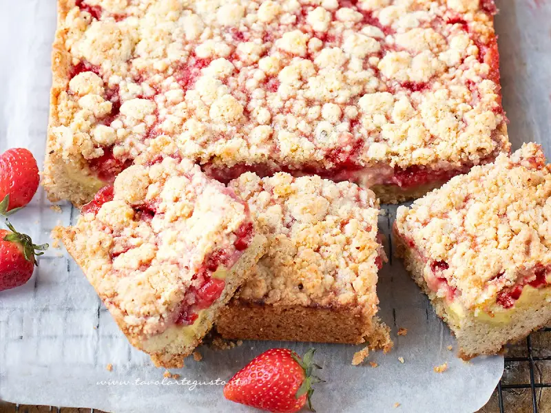 Deliziosa sbriciolata alle fragole, con un ripieno succoso e una copertura croccante. Perfetta per ogni occasione.