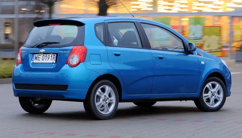 Niebieski Chevrolet Aveo w ruchu. Wiele osób szuka chevrolet aveo opinie przed zakupem.