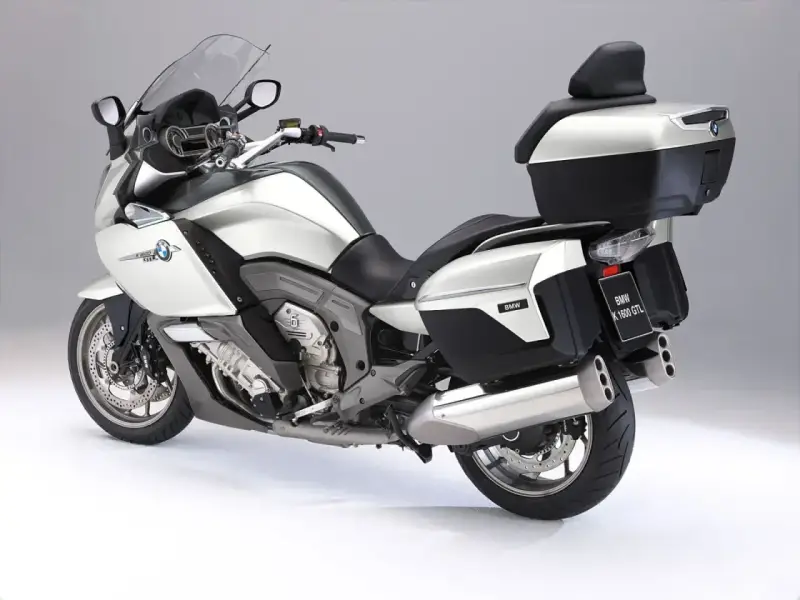 Srebrny motocykl BMW K1600GTL z kuframi i podnóżkami. Idealny do długich podróży, sprawdź jego bmw k1600gtl dane techniczne.