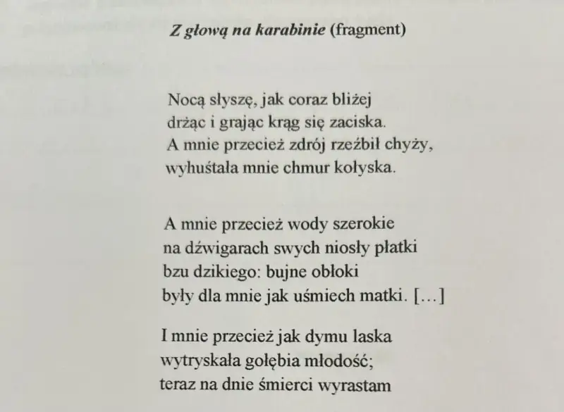 Fragment wiersza "Z głową na karabinie" z widocznym tekstem.