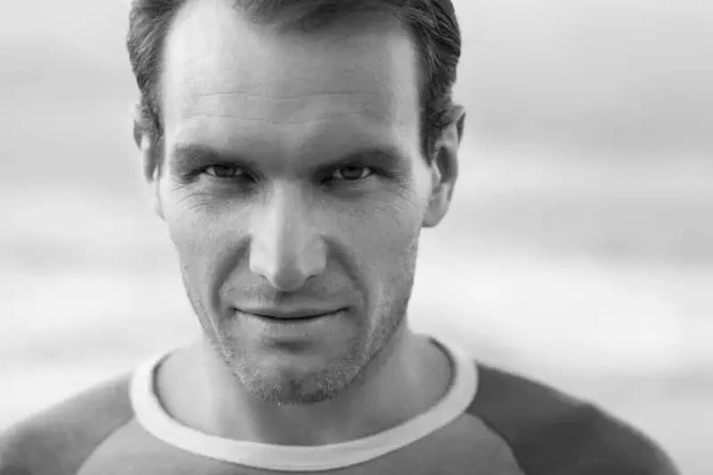 Nahaufnahme eines Mannes mit stechendem Blick, der an einen Soziopathen erinnert. Seine Augen scheinen alles zu durchdringen.