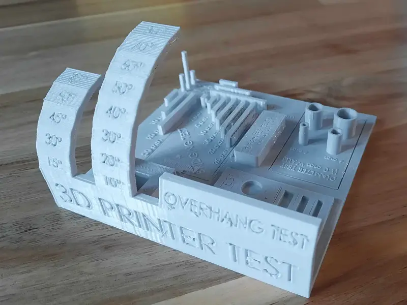 Modello di test stampa 3d con angoli inclinati, ponti e cilindri per verificare la qualità della stampa.
