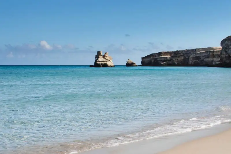 Acque cristalline e scogliere suggestive vicino alla Torre dell'Orso.