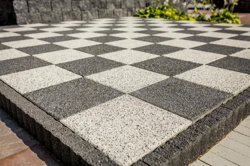 Szachownica z płyt chodnikowych 50x50. Zastanawiasz się, ile waży płyta chodnikowa 50x50?