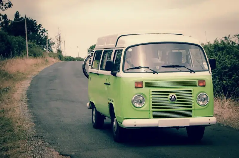 Zielona Volkswagen T2 na drodze, symbol wolności i zmiana przeznaczenia pojazdu w kampera.