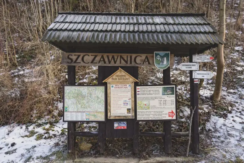 Zimowe Pieniny. Tablica informacyjna w Szczawnicy z mapą szlaków i informacjami o spływach Dunajcem.
