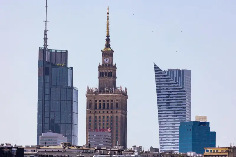 Warszawskie drapacze chmur, w tym Pałac Kultury i Nauki, symbolizują dynamiczną budowę miasta.