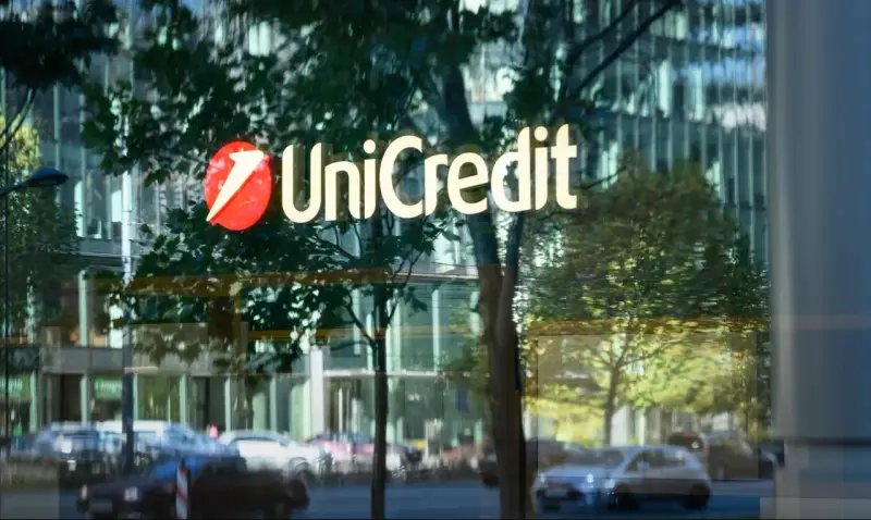 Logo UniCredit na szklanej fasadzie budynku. To międzynarodowy bank, który oferuje szeroki zakres usług finansowych.