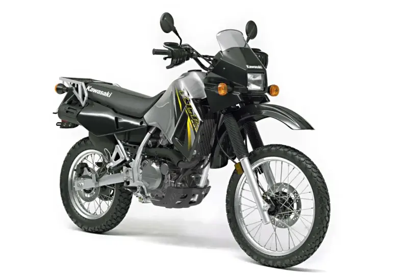 Motocykl Kawasaki KLX 650 w kolorze srebrno-czarnym, gotowy na przygodę.