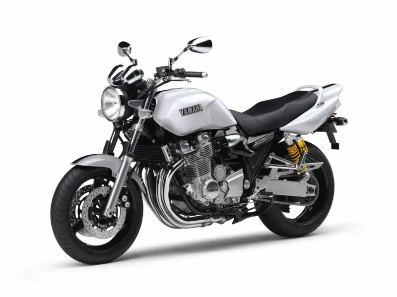 Srebrny motocykl Yamaha XJR 1300, klasyczny naked bike. Poznaj jego yamaha xjr 1300 dane techniczne.