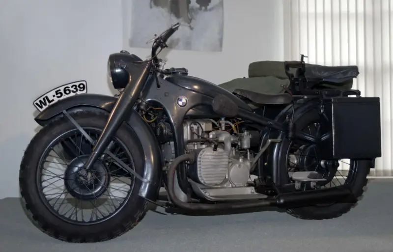Stary motocykl BMW z koszem, z tablicą rejestracyjną WL-5639. Ten klasyk z Niemiec to prawdziwa gratka dla fanów motoryzacji.