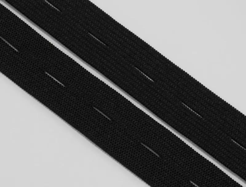 Deux bandes d'élastique noir avec des boutonnières prédécoupées, prêtes à poser pour un ajustement parfait.