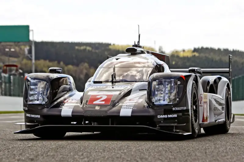 Wyścigowy Porsche 919 z numerem 2 na masce, gotowy do startu na torze wyścigowym.