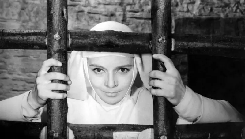 Młoda zakonnica za kratami, scena z jednego z klasycznych, **starych polskich filmów**.