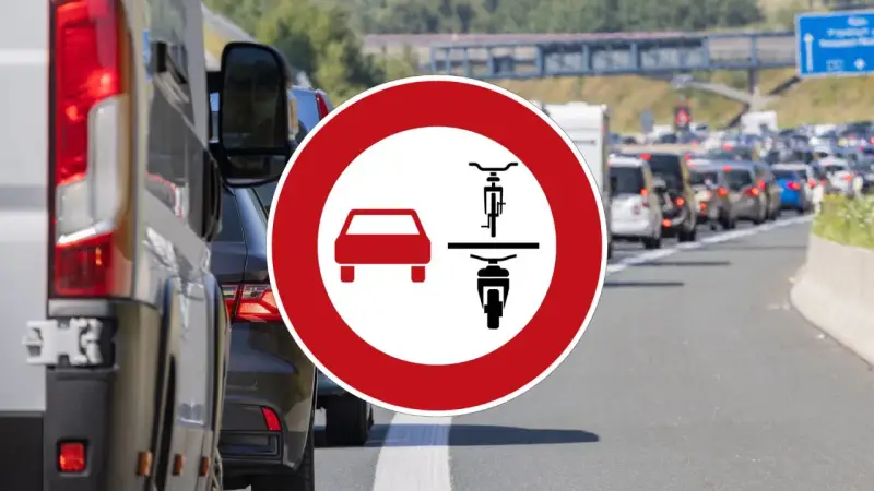Znak zakazu wjazdu dla samochodów, rowerów i motocykli. Korek na autostradzie, widoczna wwl rejestracja.