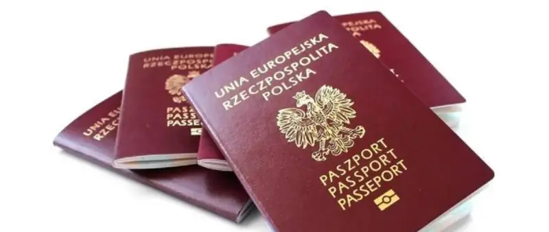Kilka paszportów Unii Europejskiej. Czy do Szkocji potrzebny jest paszport? Tak, jeśli nie jesteś obywatelem UE.