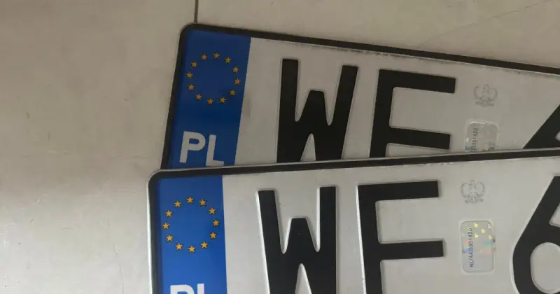 Dwie polskie tablice rejestracyjne z literami "WF" i unijnym symbolem.