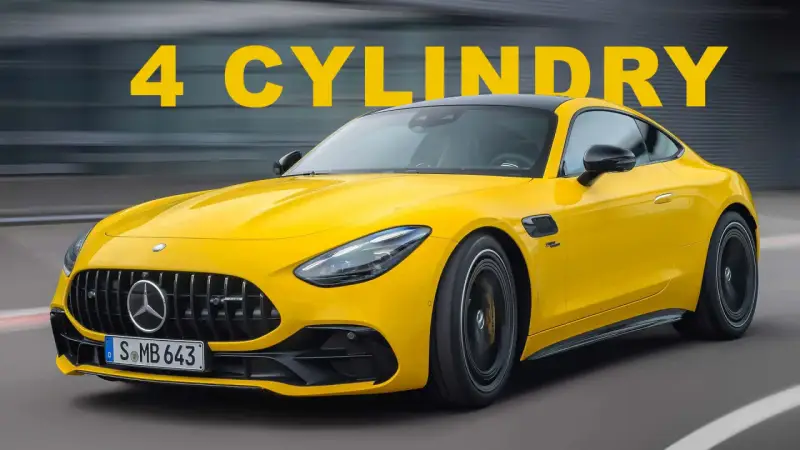 Żółty Mercedes-AMG GT 43 z napisem "4 CYLINDY" na tle szarego, rozmazanego tła.
