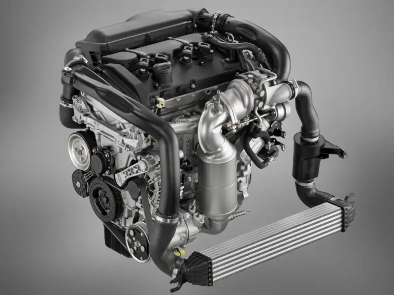 Silnik 1.6 THP z turbosprężarką i intercoolerem, gotowy do montażu.