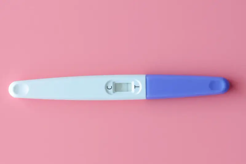 Test di gravidanza: quando non è valido. La linea di controllo (C) è visibile, ma la linea del risultato (T) è assente, indicando un test non valido.