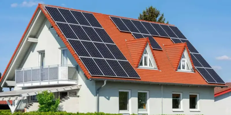 Dom z panelami fotowoltaicznymi na dachu. To przyszłość, czyli autokonsumpcja energii z fotowoltaiki.
