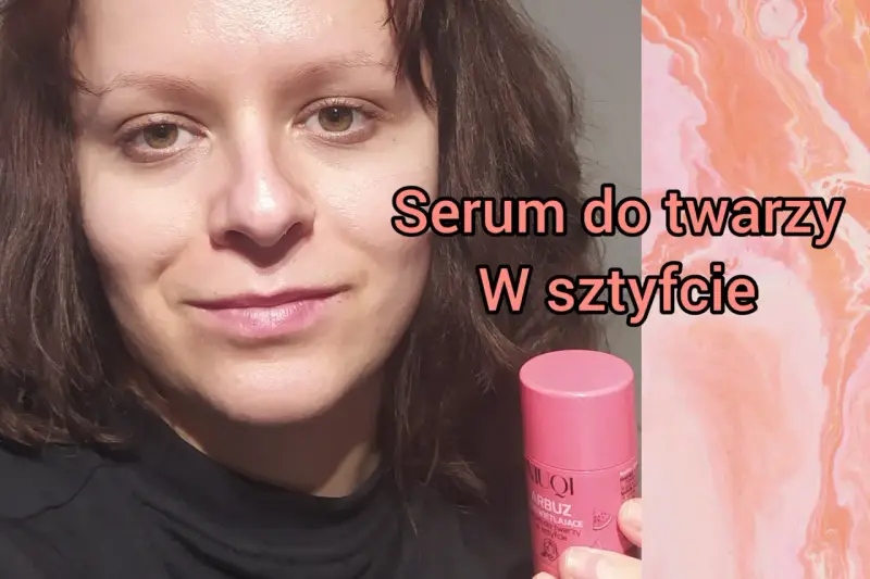 Kobieta trzyma różowy sztyft z serum do twarzy. Tekst na zdjęciu: "Serum do twarzy w sztyfcie".