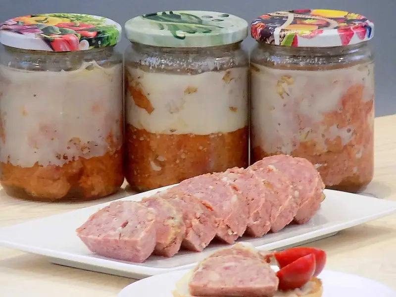 Swojska kiełbasa w słoikach, gotowa do spożycia. Przepis na domową wędlinę, która zachwyci smakiem.