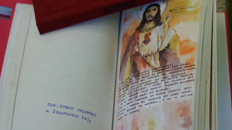 Modlitwa do świętego Antoniego, z ilustracją Jezusa i tekstem biblijnym.
