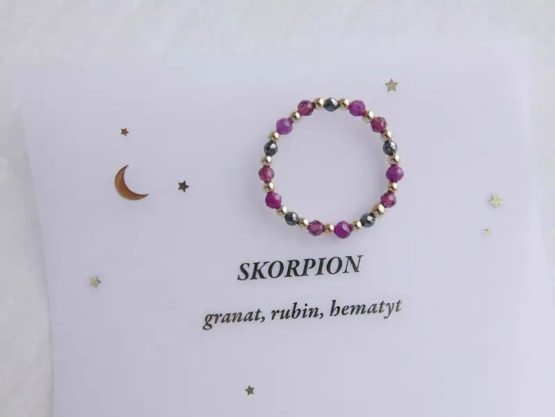 Pierścionek z granatu, rubinu i hematytu dla Skorpiona. Kosmiczna biżuteria z gwiazdkami i księżycem.