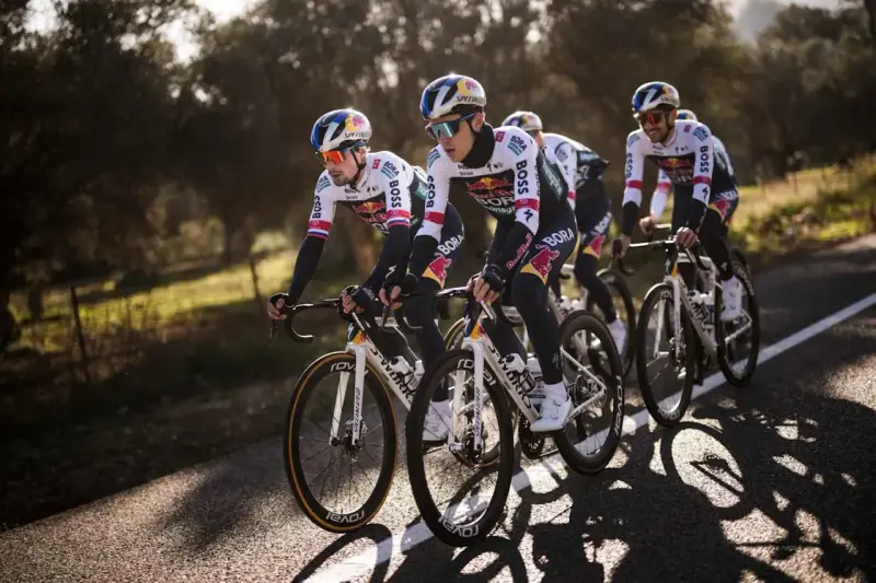 Kolarze BORA-hansgrohe w strojach z logo Red Bull i BOSS jadą w grupie. To ich czas na deload przed kolejnymi wyzwaniami.