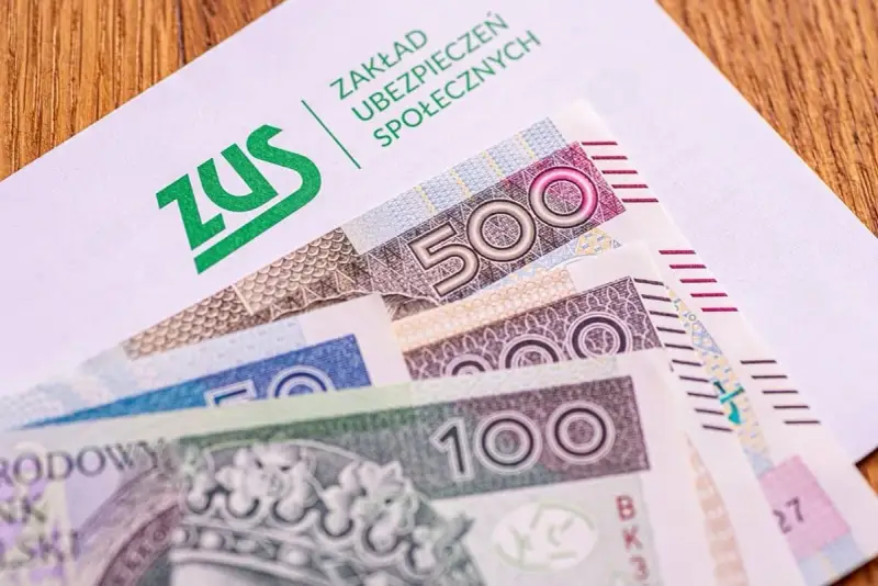 Kiedy trzynasta emerytura, ZUS przekazuje pieniądze. Widoczne banknoty 100, 200 i 500 zł.