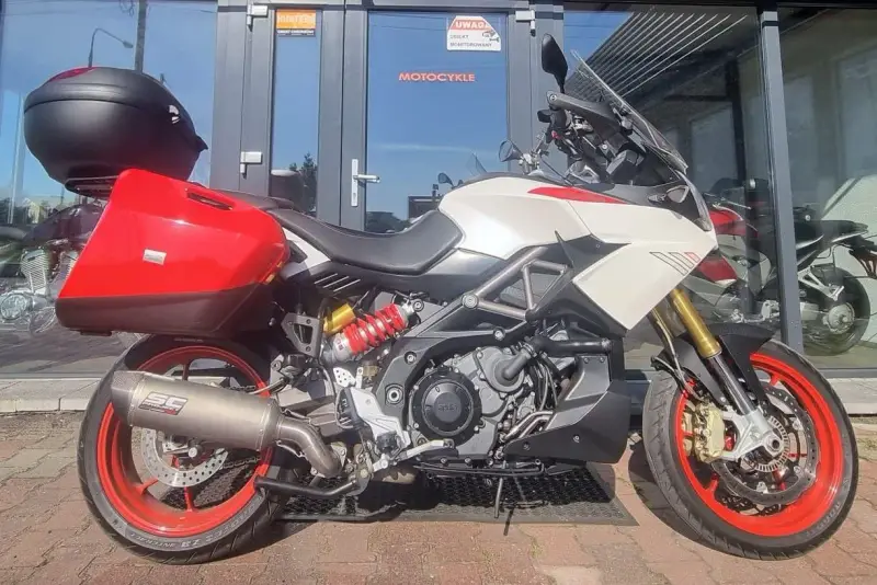 Sportowy motocykl Aprilia Caponord 1200 z kuframi i sportowym wydechem SC Project. Poznaj jego dane techniczne!