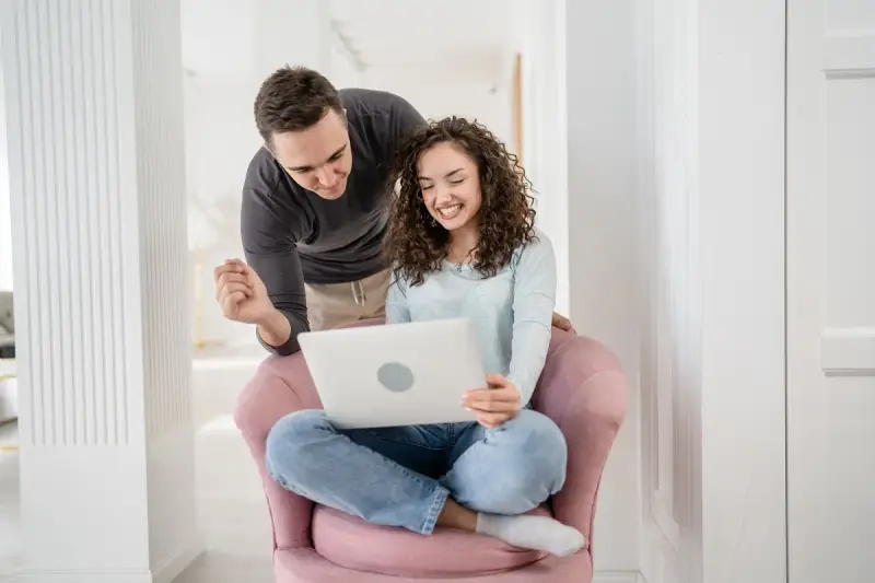 Para przygotowuje się do ślubu, korzystając z nauk przedmałżeńskich online.
