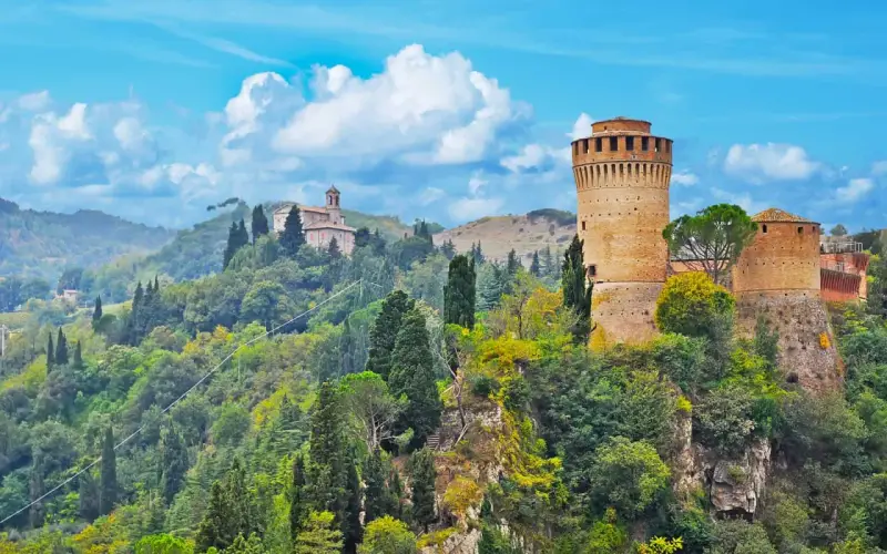 Torre medievale e borghi antichi immersi nel verde, un paesaggio incantevole nei borghi medievali vicino a Cesenatico.