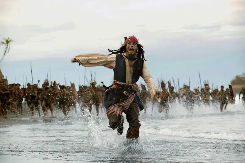 Jack Sparrow ucieka przed armią w wodzie. Czy uda mu się zdobyć skrzynię umarlaka?