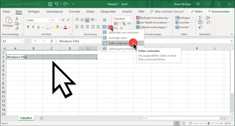 Excel-Menü zeigt Option "Zellen verbinden" an, um mehrere Zellen zu einer einzigen zusammenzuführen.