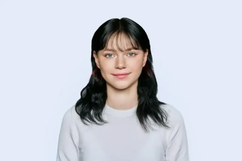 Dziewczyna w białym swetrze, idealna stylizacja, jak trzeba być ubranym do zdjęcia do dowodu.