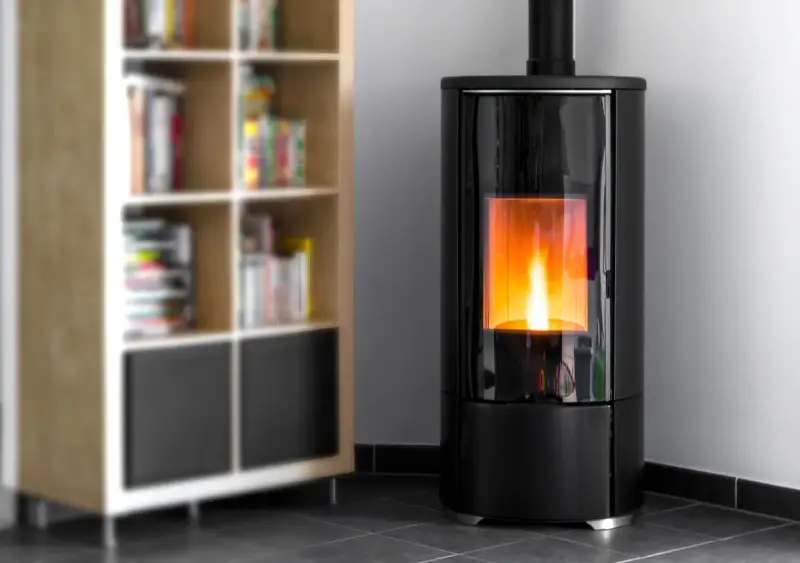 Stufa a pellet moderna con fiamma viva. Nonostante il calore, la stufa a pellet fa male se non ben ventilata.